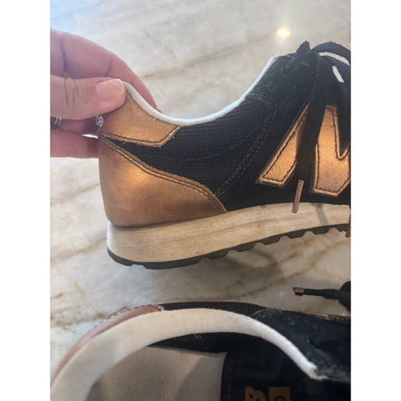 Women's New Balance 520 Sneakers Size 11 Black Rose Gold - Picture 6 of 9
